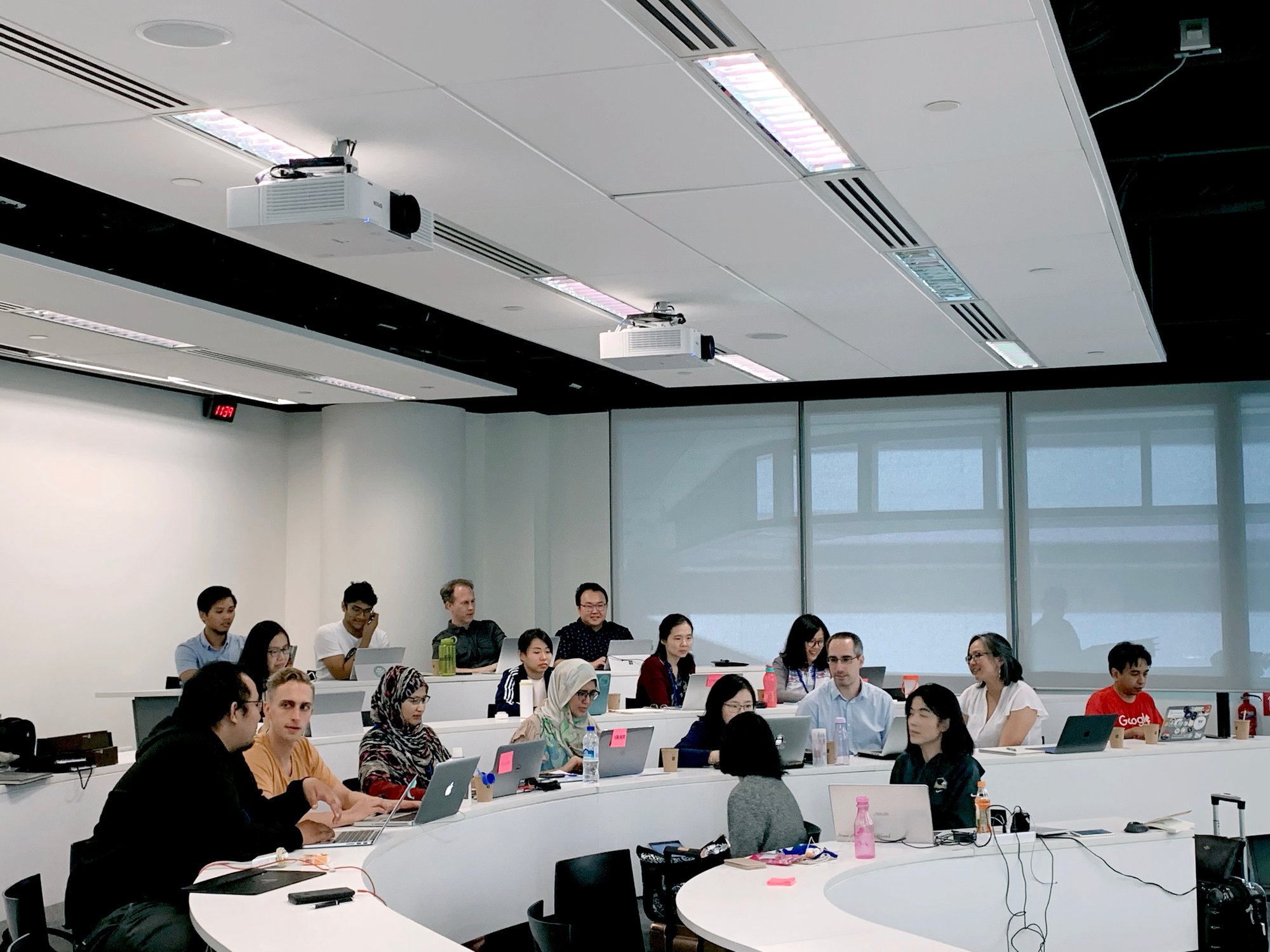 Classroom full of students using laptops tracked by Troverlo Autonomo